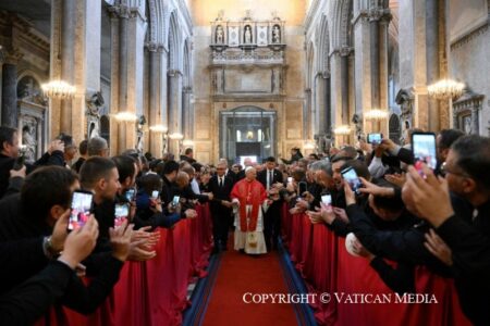 Pope spends anniversary afternoon in Naples, ‘city of a thousand colors’
