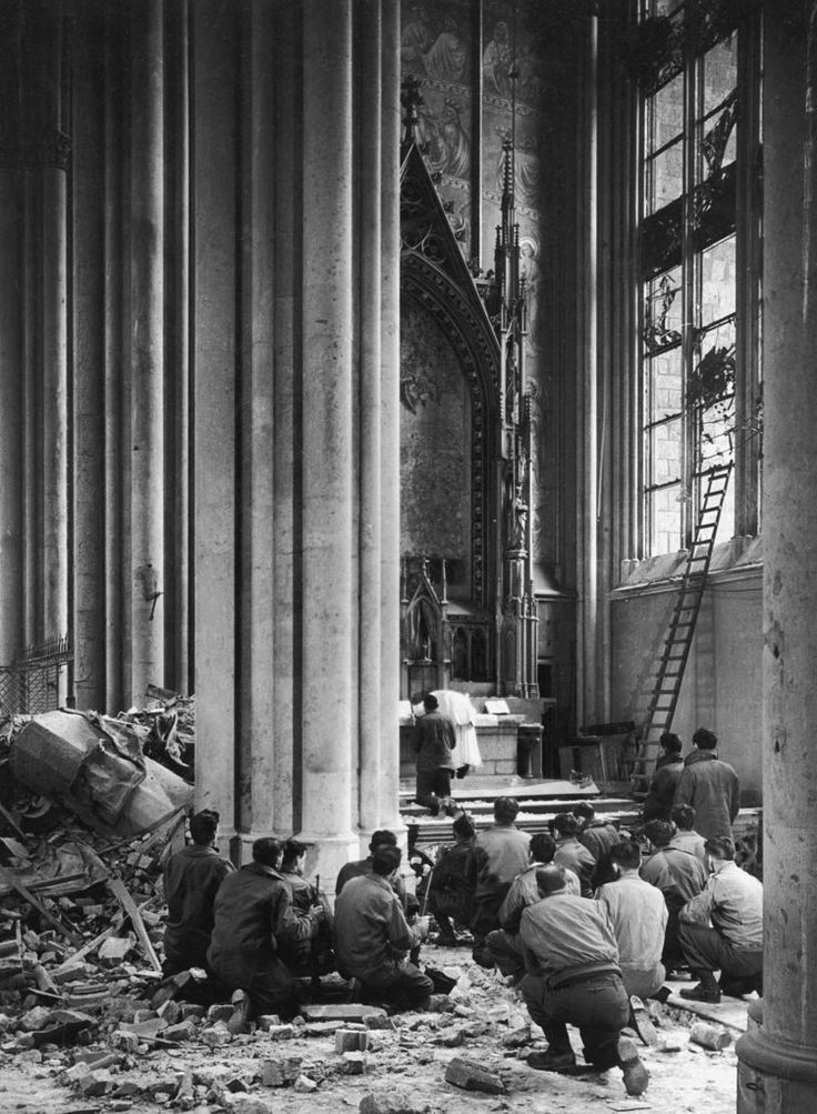 14 Incredible Photos of Mass Celebrated in War Zones