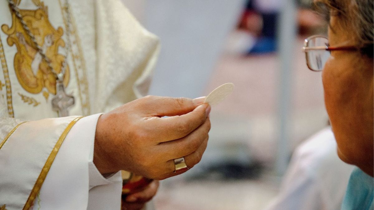 3 Common Mistakes Catholics Make When Receiving the Eucharist