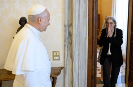 A giddy Patti Smith meets fellow Chicago legend, Pope Leo XIV, and says ‘Hi’