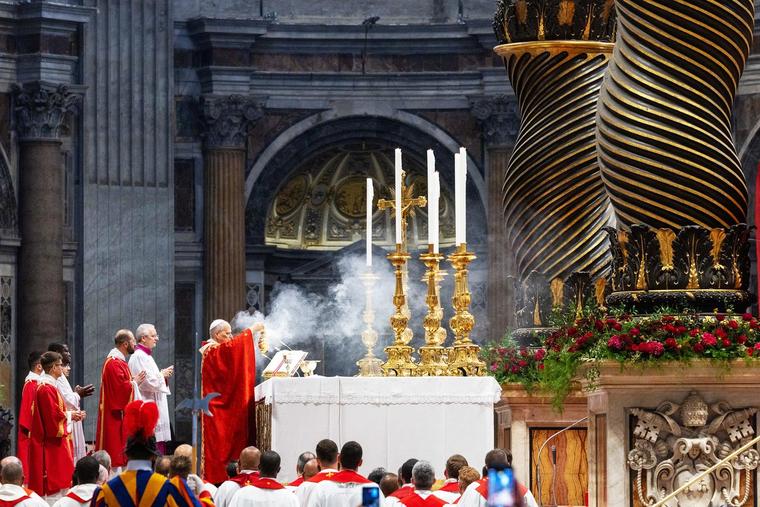 Pope Leo Stands Above the ‘Liturgy Wars’