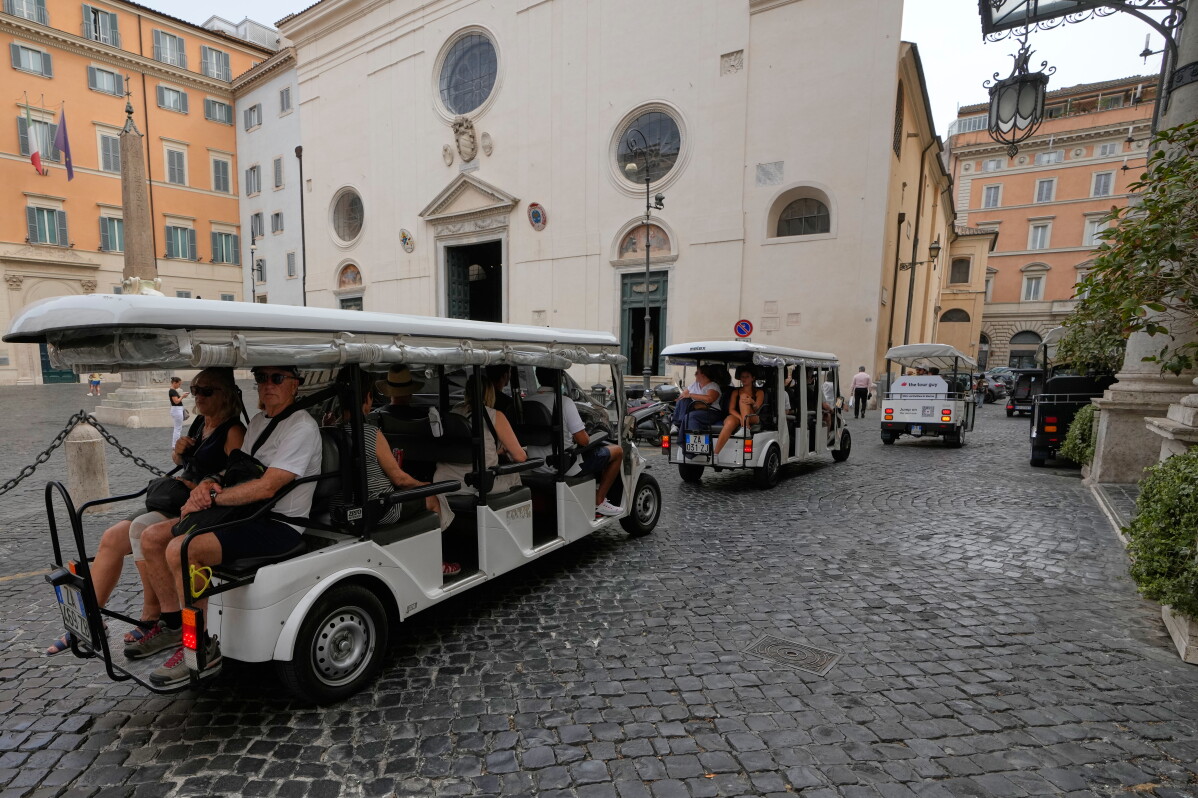 Reckoning looms for golf carts that zip through Rome’s crowded historic center