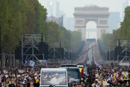 Pope Leo draws 800,000 people to central Paris for open-air Mass on iconic square