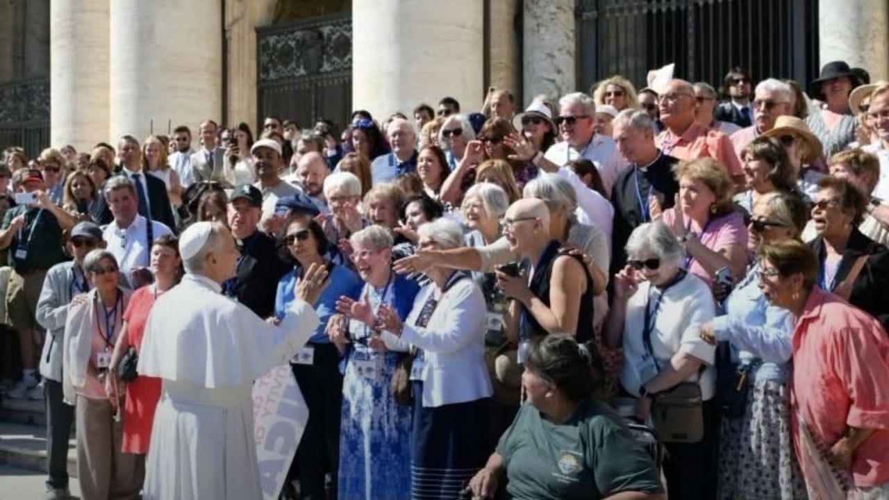 ‘Father Bob!’: How 50 Chicago Pilgrims Caught Pope Leo’s Attention in St. Peter’s Square