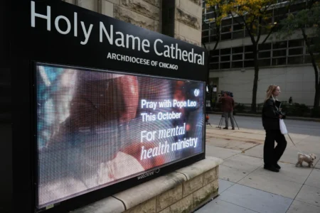Chicago Catholics rally for prayer in Pope Leo’s hometown after his lung cancer diagnosis