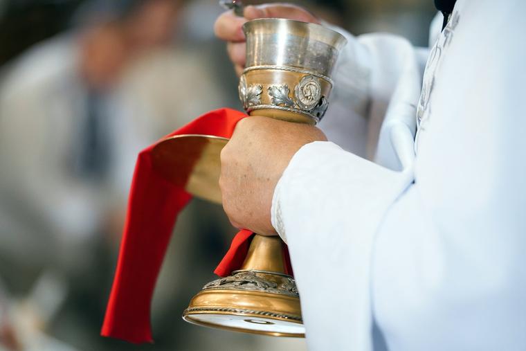 New Limits on Communion Under Both Kinds Spark Debate