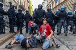 Rioters loot stores, set fires in central Milan during “cost-of-living protest”